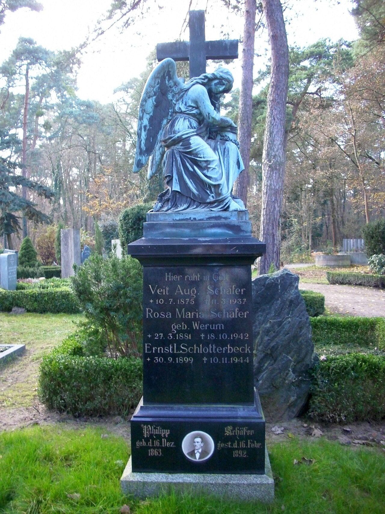 Grabdenkmal Schlotterbeck auf Waldfriedhof Gonsenheim